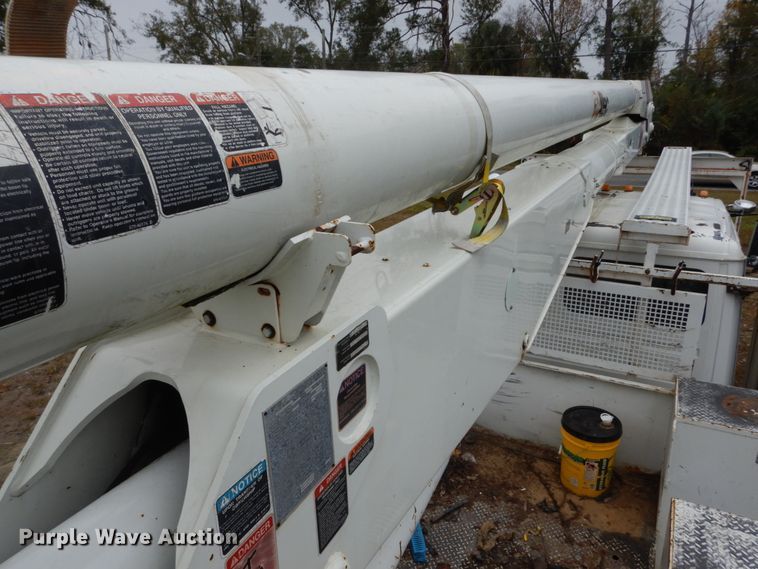 image for item IV9713 2003 Freightliner FL70  bucket truck