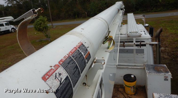 image for item IV9713 2003 Freightliner FL70  bucket truck