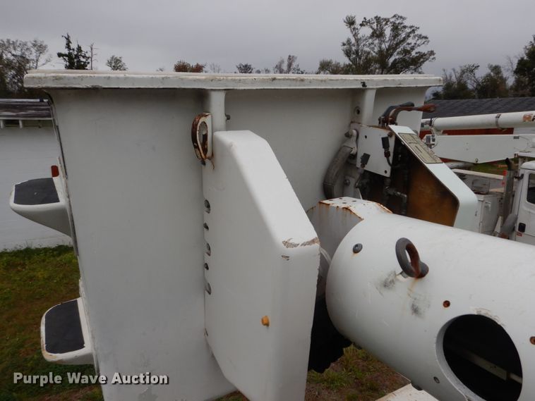 image for item IV9713 2003 Freightliner FL70  bucket truck