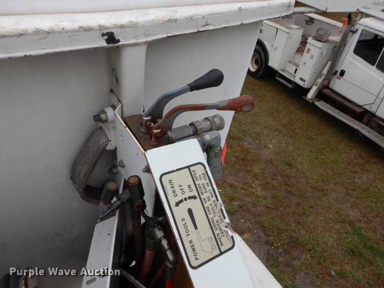 image for item IV9713 2003 Freightliner FL70  bucket truck