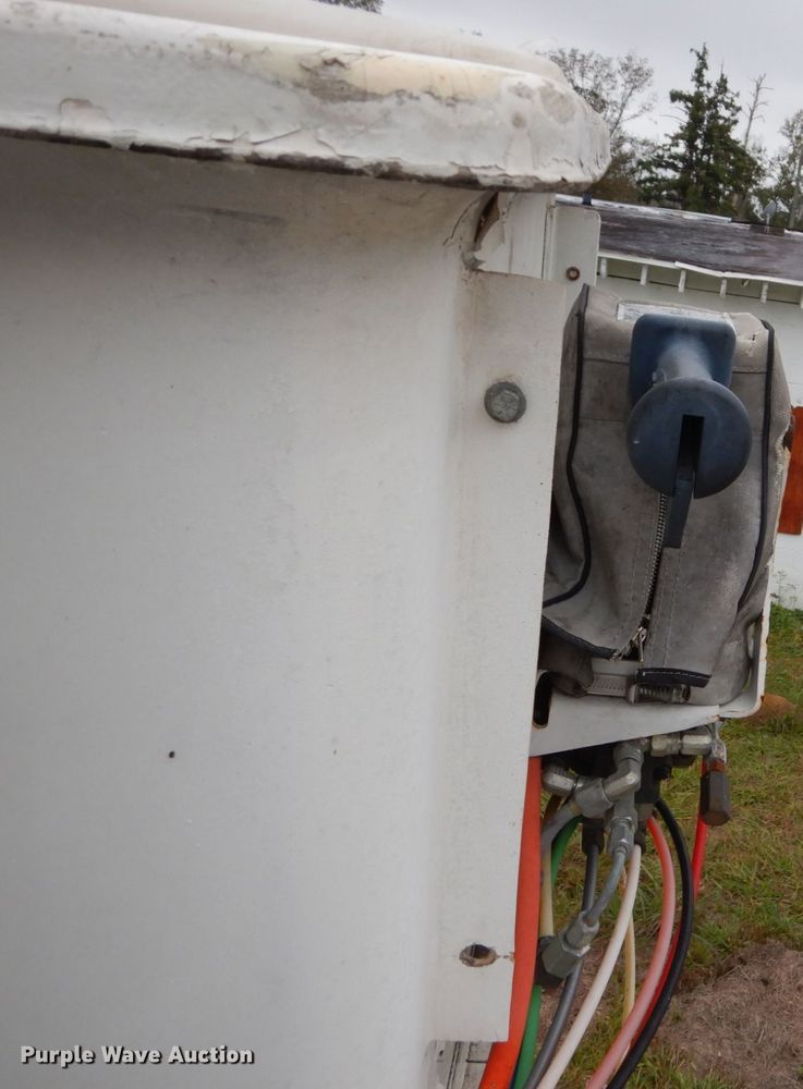 image for item IV9713 2003 Freightliner FL70  bucket truck