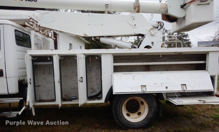 image for item IV9713 2003 Freightliner FL70  bucket truck