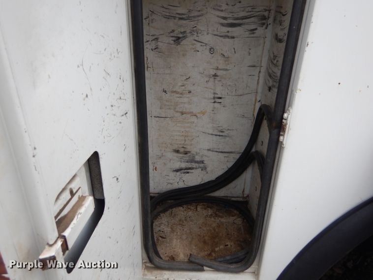 image for item IV9713 2003 Freightliner FL70  bucket truck