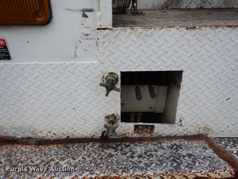 image for item IV9713 2003 Freightliner FL70  bucket truck