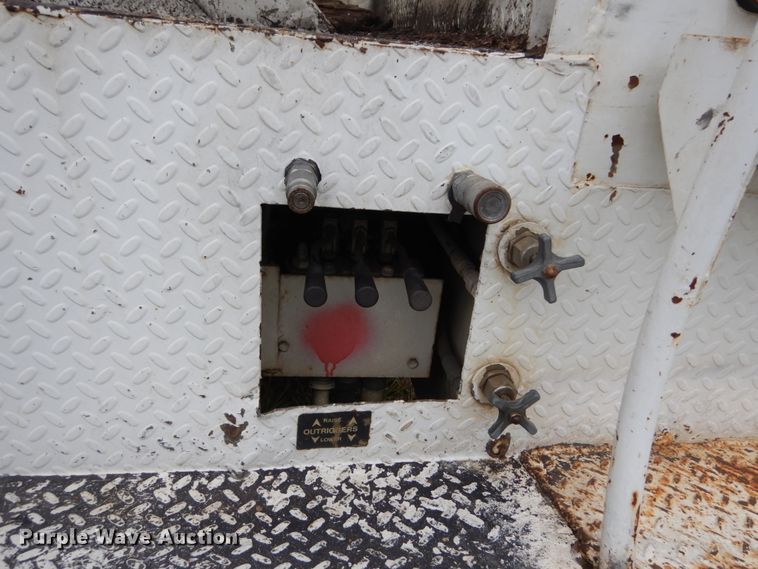 image for item IV9713 2003 Freightliner FL70  bucket truck