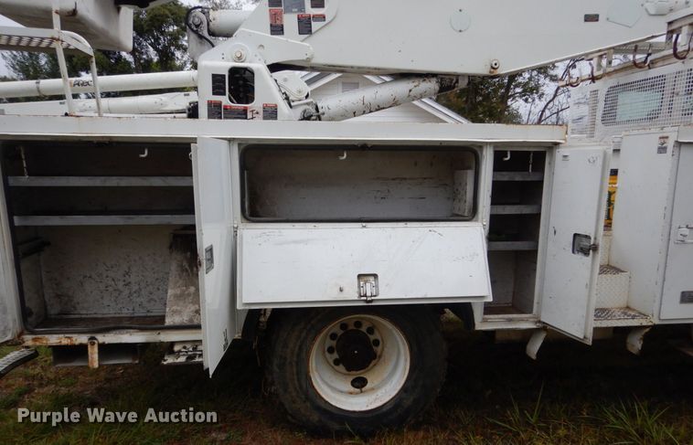 image for item IV9713 2003 Freightliner FL70  bucket truck