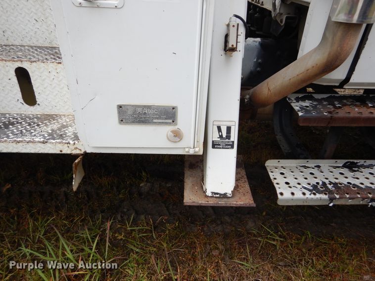 image for item IV9713 2003 Freightliner FL70  bucket truck