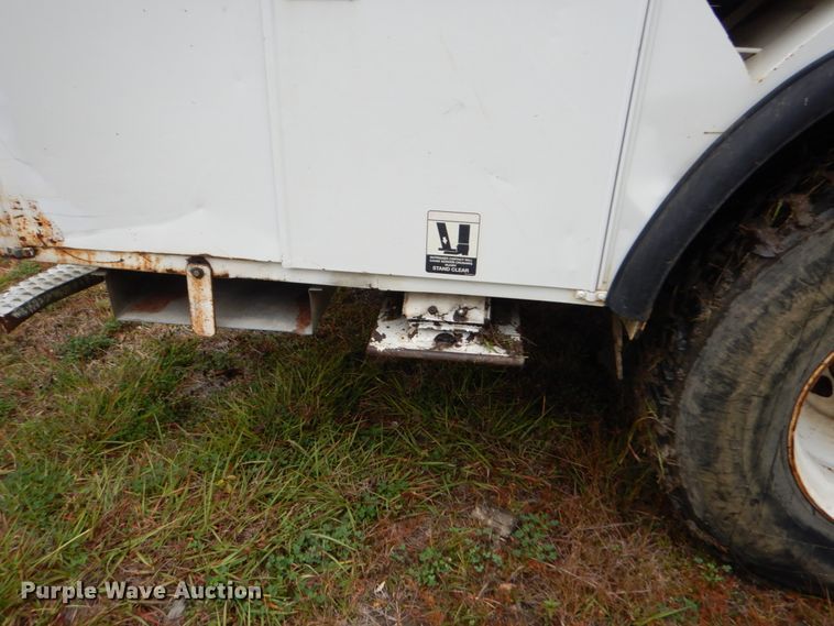 image for item IV9713 2003 Freightliner FL70  bucket truck