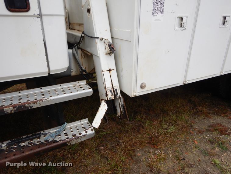 image for item IV9713 2003 Freightliner FL70  bucket truck