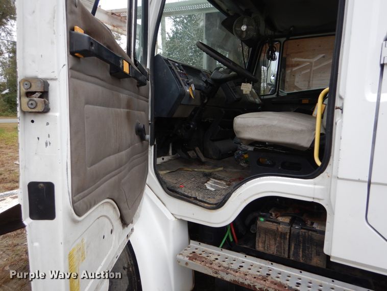 image for item IV9713 2003 Freightliner FL70  bucket truck