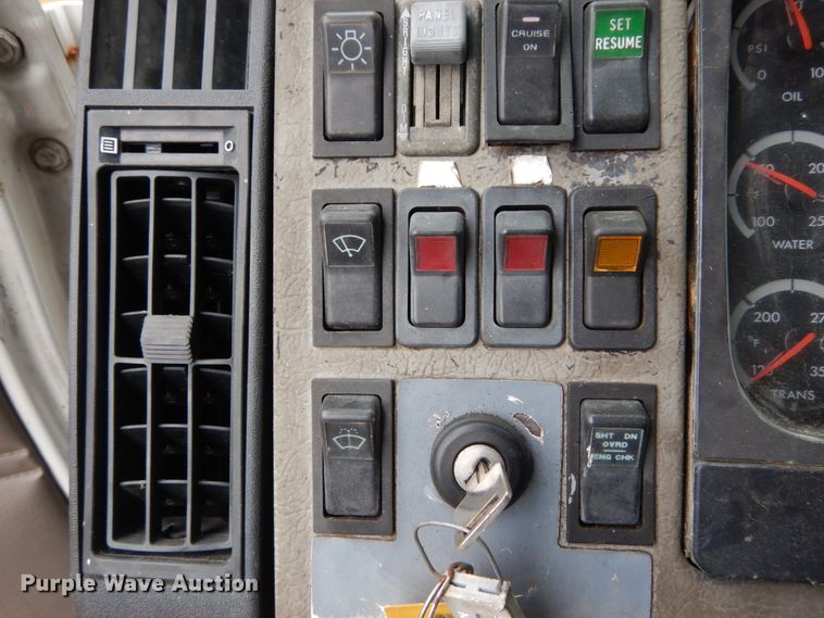 image for item IV9713 2003 Freightliner FL70  bucket truck