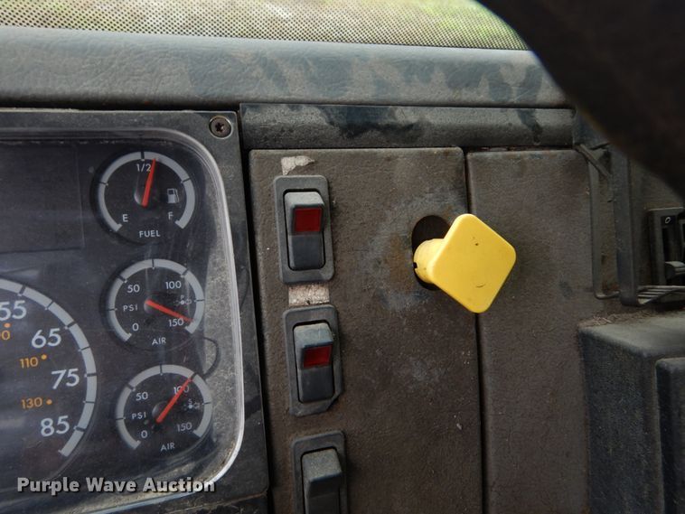 image for item IV9713 2003 Freightliner FL70  bucket truck