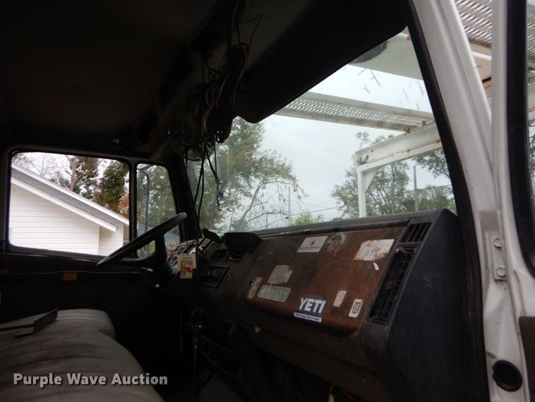 image for item IV9713 2003 Freightliner FL70  bucket truck