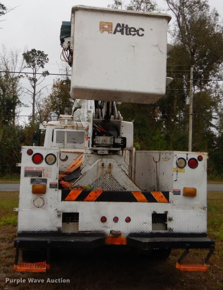 image for item IV9714 2003 Freightliner FL70  bucket truck