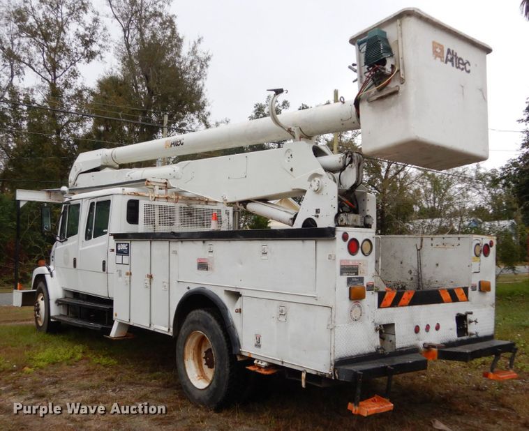 image for item IV9714 2003 Freightliner FL70  bucket truck