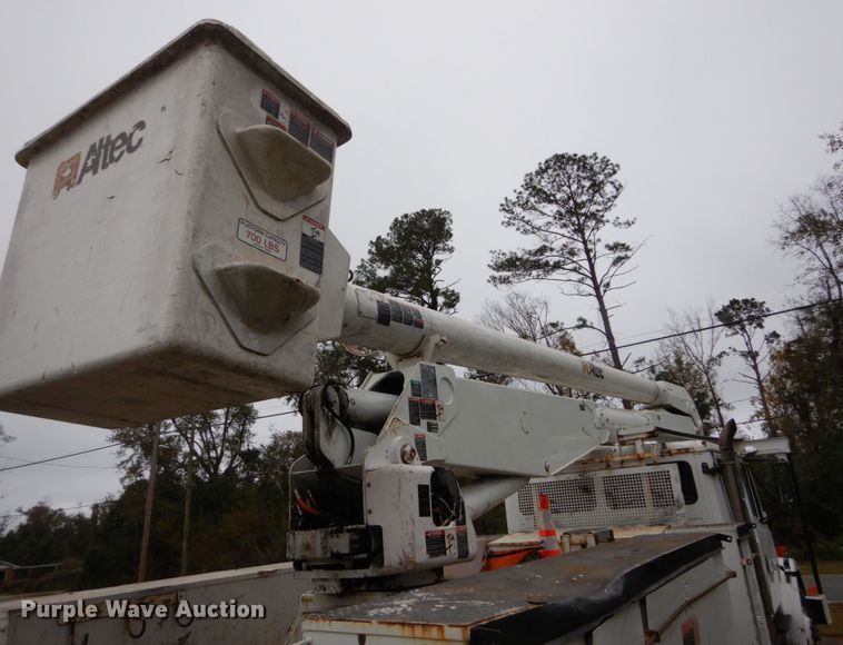 image for item IV9714 2003 Freightliner FL70  bucket truck