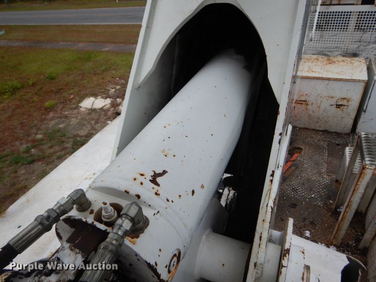 image for item IV9714 2003 Freightliner FL70  bucket truck