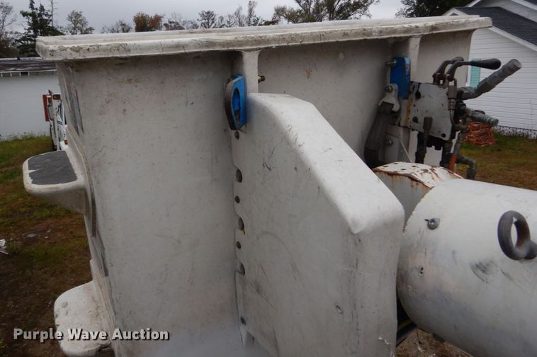 image for item IV9714 2003 Freightliner FL70  bucket truck