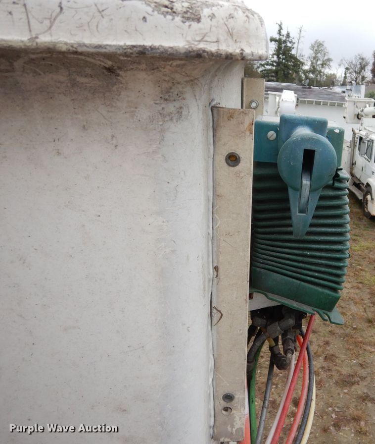 image for item IV9714 2003 Freightliner FL70  bucket truck