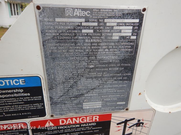 image for item IV9714 2003 Freightliner FL70  bucket truck