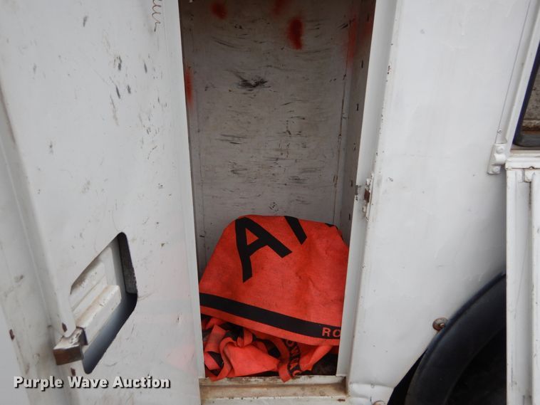 image for item IV9714 2003 Freightliner FL70  bucket truck