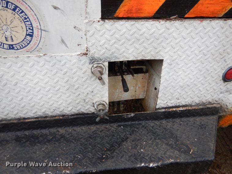 image for item IV9714 2003 Freightliner FL70  bucket truck