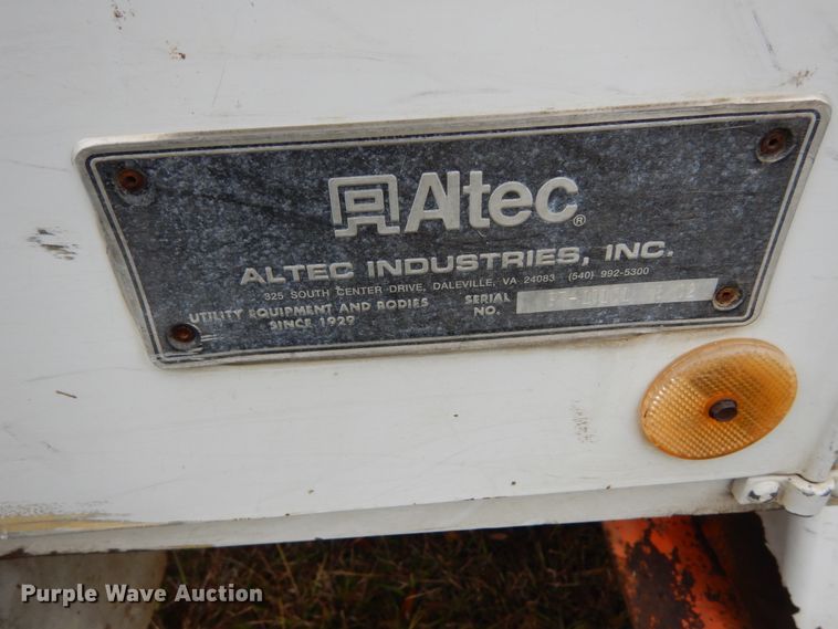 image for item IV9714 2003 Freightliner FL70  bucket truck