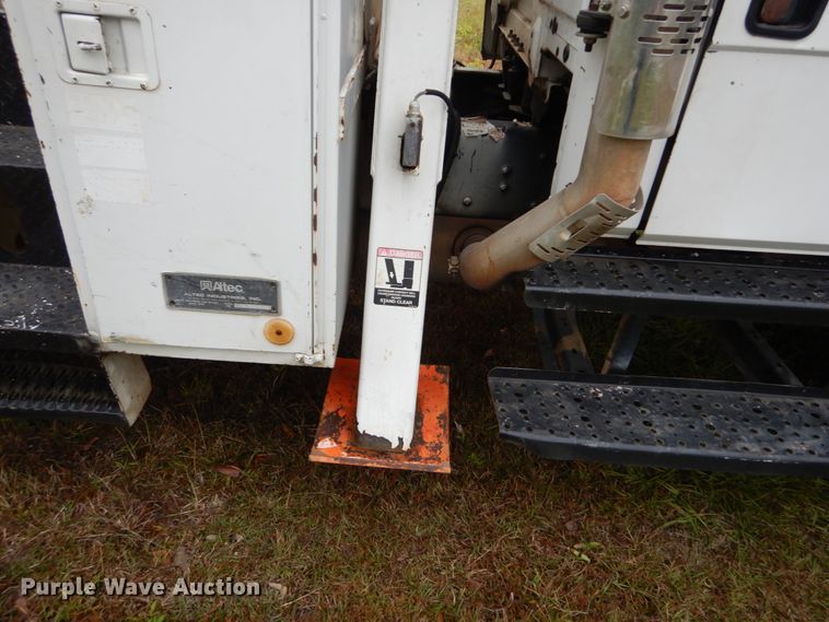 image for item IV9714 2003 Freightliner FL70  bucket truck
