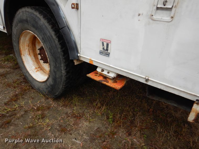 image for item IV9714 2003 Freightliner FL70  bucket truck