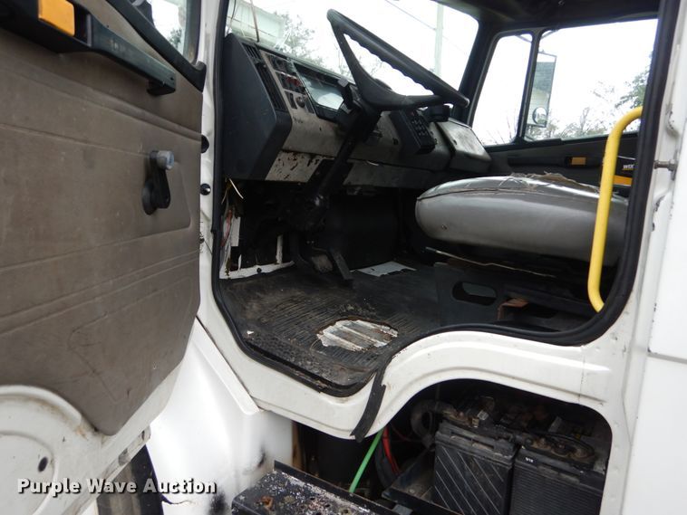 image for item IV9714 2003 Freightliner FL70  bucket truck