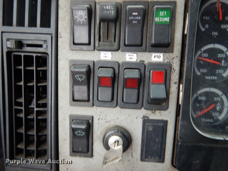 image for item IV9714 2003 Freightliner FL70  bucket truck