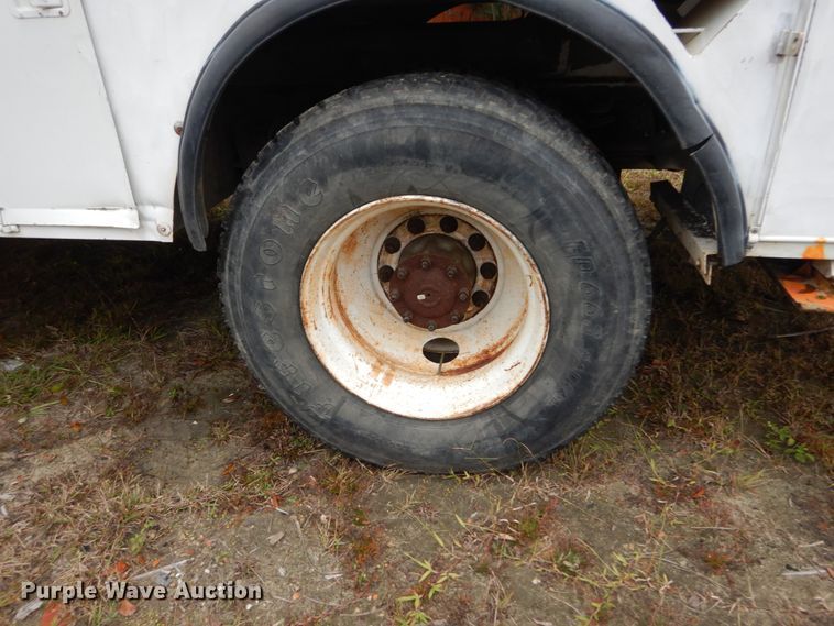 image for item IV9714 2003 Freightliner FL70  bucket truck