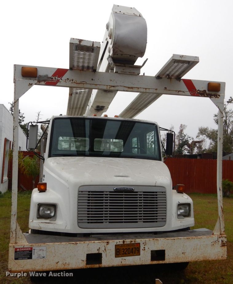 image for item IV9715 2003 Freightliner FL70  bucket truck