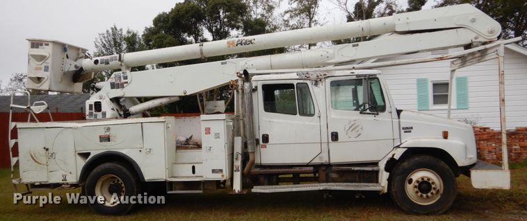 image for item IV9715 2003 Freightliner FL70  bucket truck
