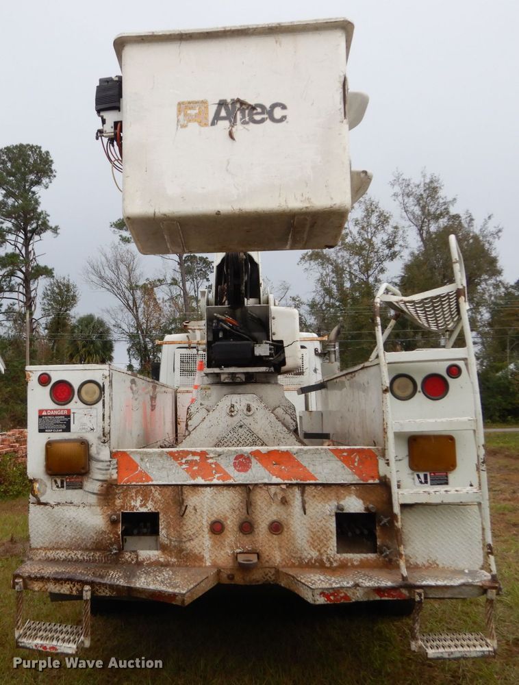 image for item IV9715 2003 Freightliner FL70  bucket truck