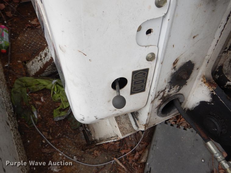 image for item IV9715 2003 Freightliner FL70  bucket truck