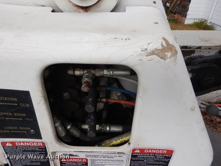 image for item IV9715 2003 Freightliner FL70  bucket truck