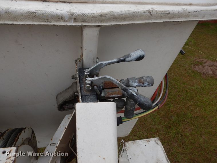 image for item IV9715 2003 Freightliner FL70  bucket truck