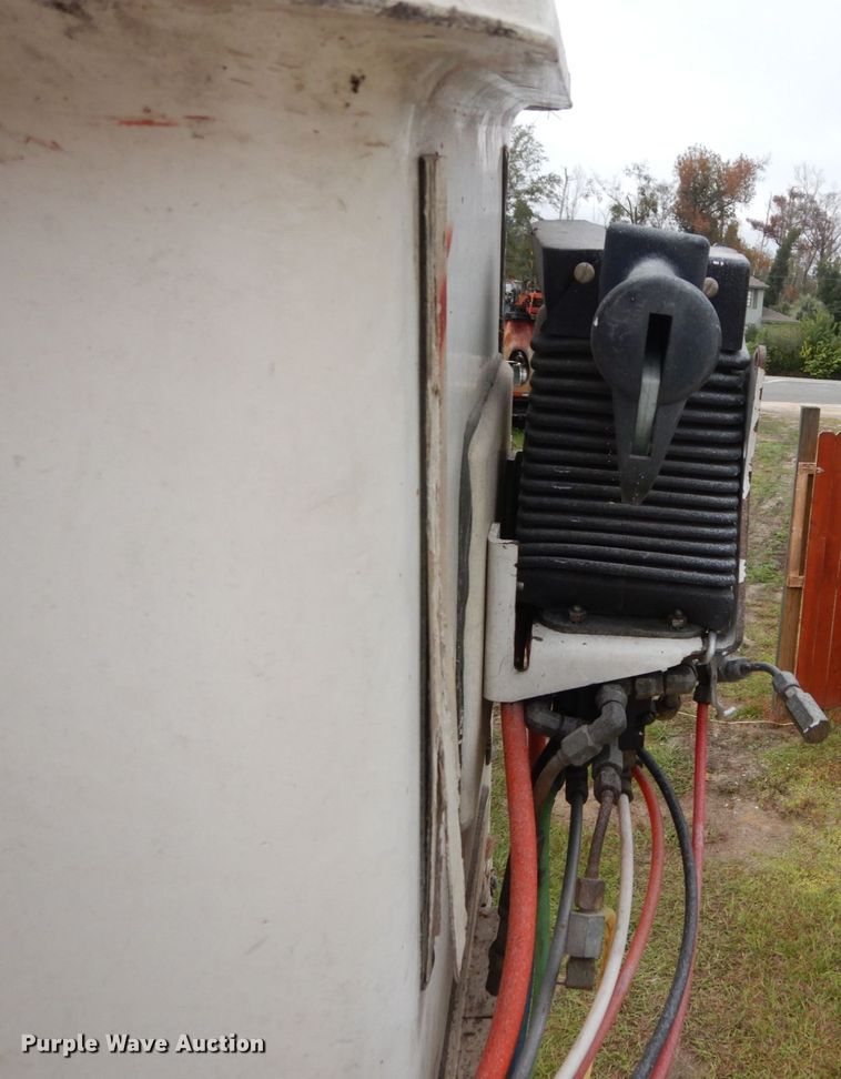 image for item IV9715 2003 Freightliner FL70  bucket truck