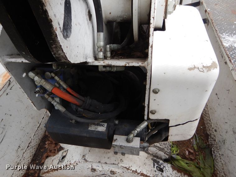 image for item IV9715 2003 Freightliner FL70  bucket truck