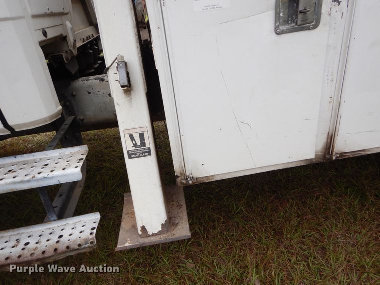 image for item IV9715 2003 Freightliner FL70  bucket truck