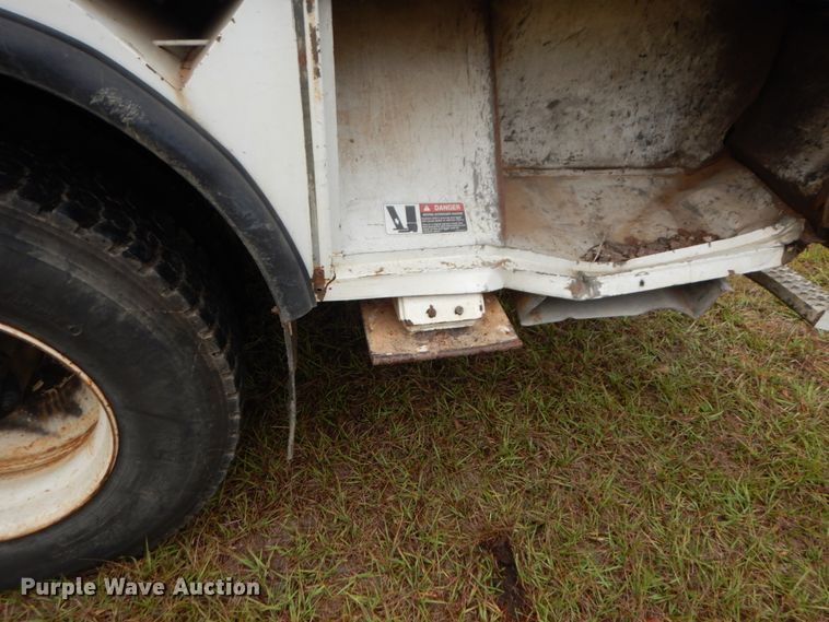 image for item IV9715 2003 Freightliner FL70  bucket truck