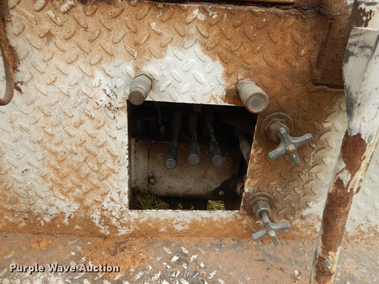 image for item IV9715 2003 Freightliner FL70  bucket truck