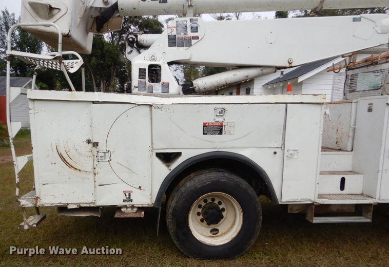 image for item IV9715 2003 Freightliner FL70  bucket truck