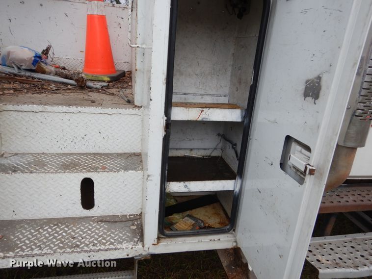 image for item IV9715 2003 Freightliner FL70  bucket truck