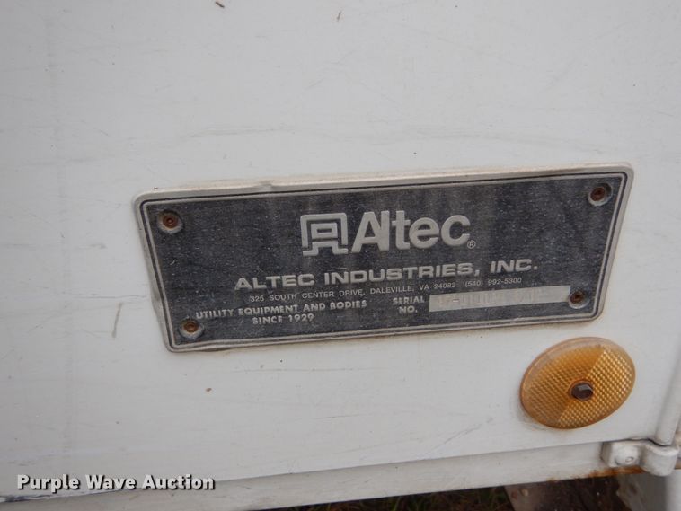 image for item IV9715 2003 Freightliner FL70  bucket truck