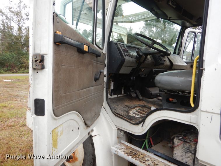 image for item IV9715 2003 Freightliner FL70  bucket truck