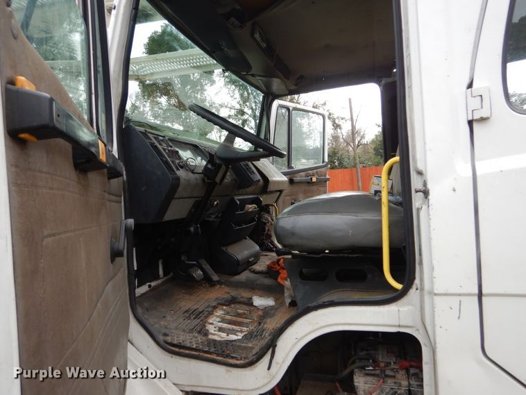 image for item IV9715 2003 Freightliner FL70  bucket truck