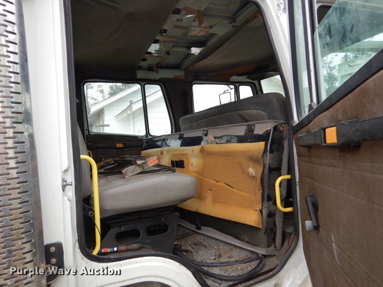 image for item IV9715 2003 Freightliner FL70  bucket truck