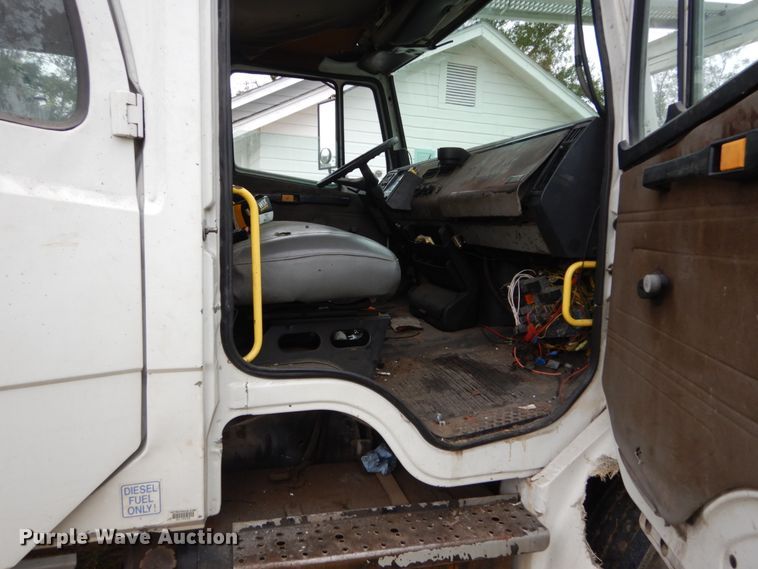 image for item IV9715 2003 Freightliner FL70  bucket truck
